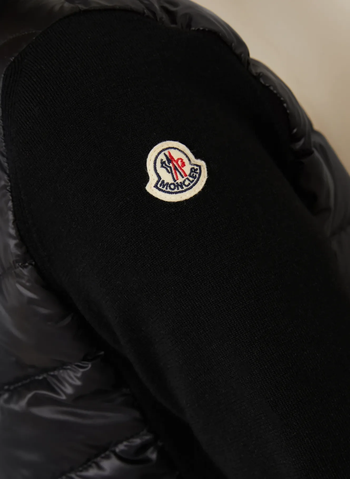 Daunenjacke im Materialmix