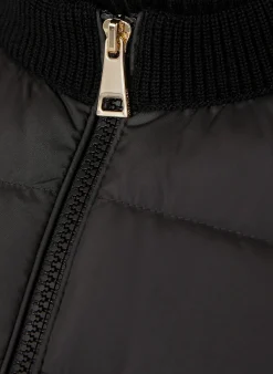 Daunenjacke im Materialmix