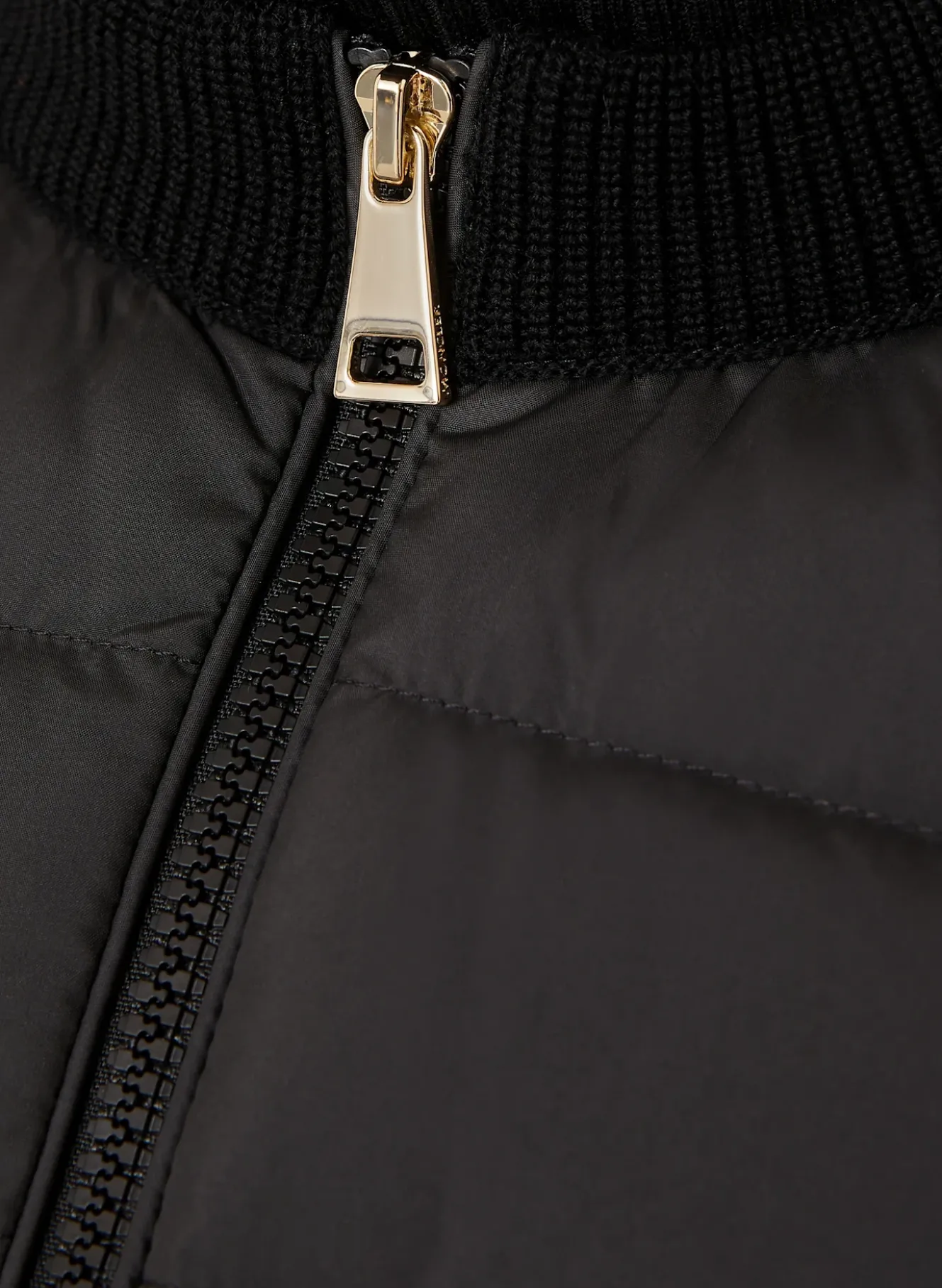 Daunenjacke im Materialmix