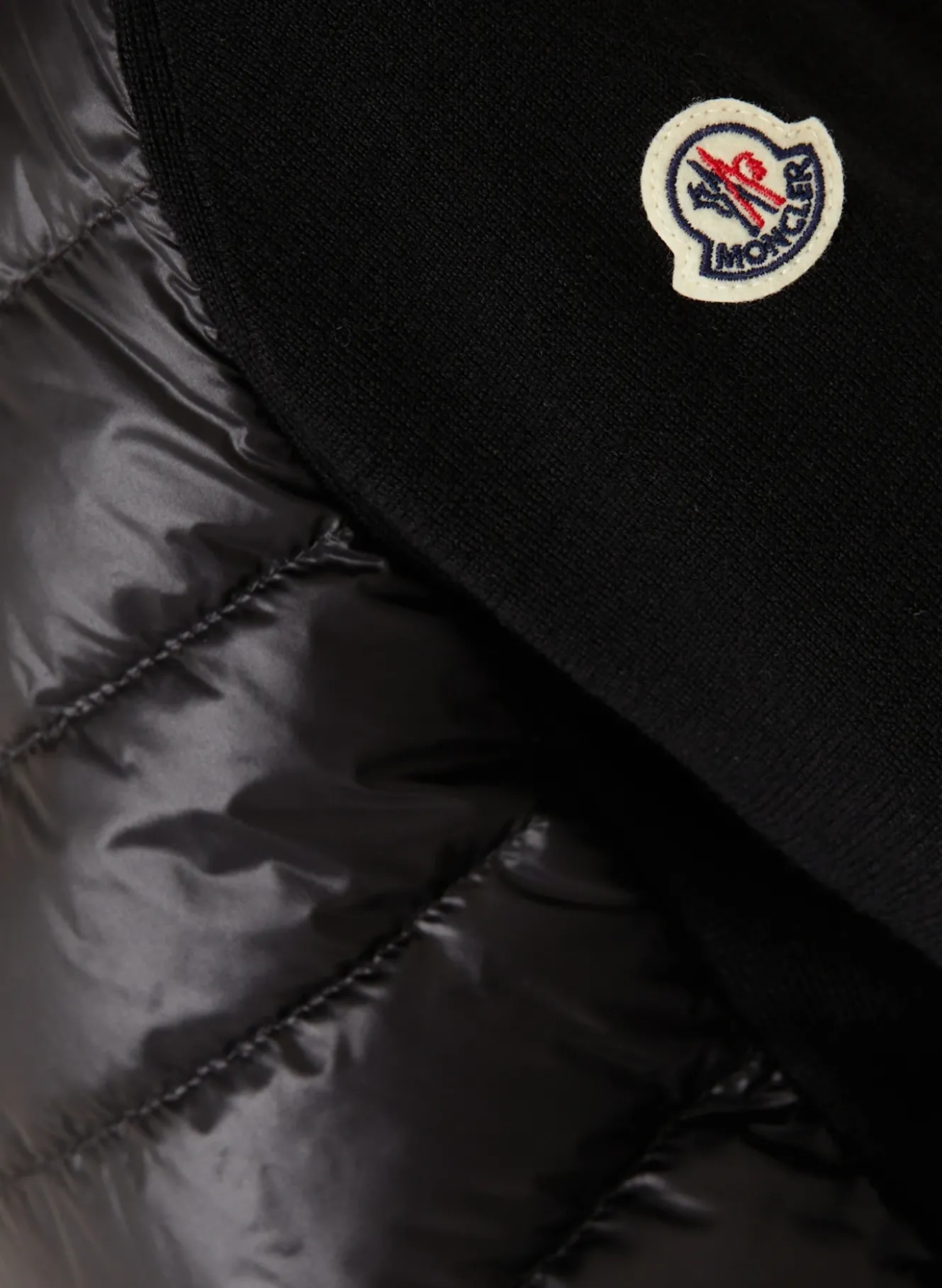 Daunenjacke im Materialmix