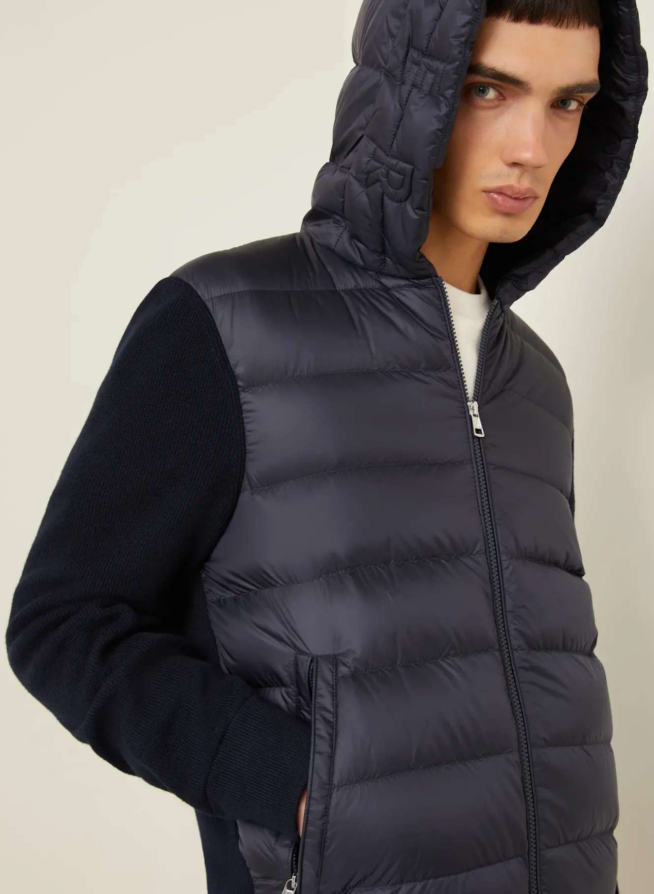 Daunenjacke im Materialmix
