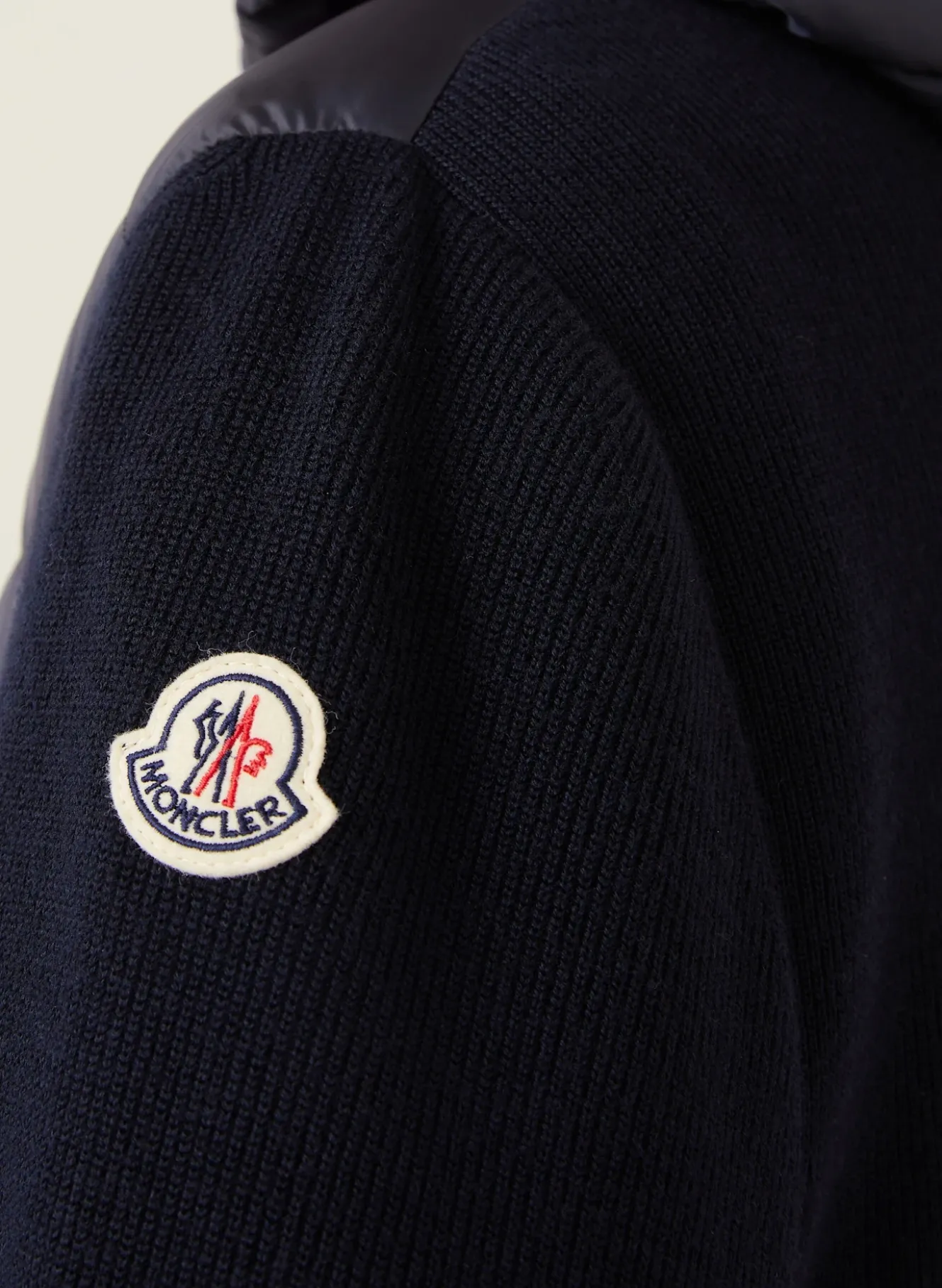 Daunenjacke im Materialmix