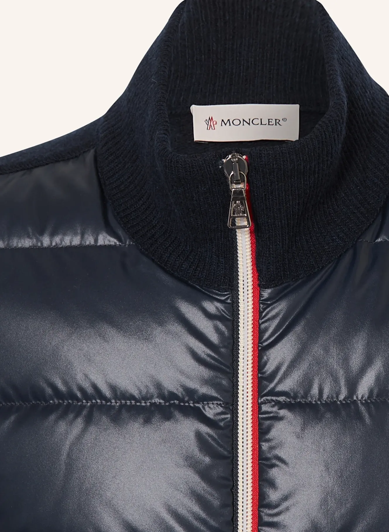 Daunenjacke im Materialmix