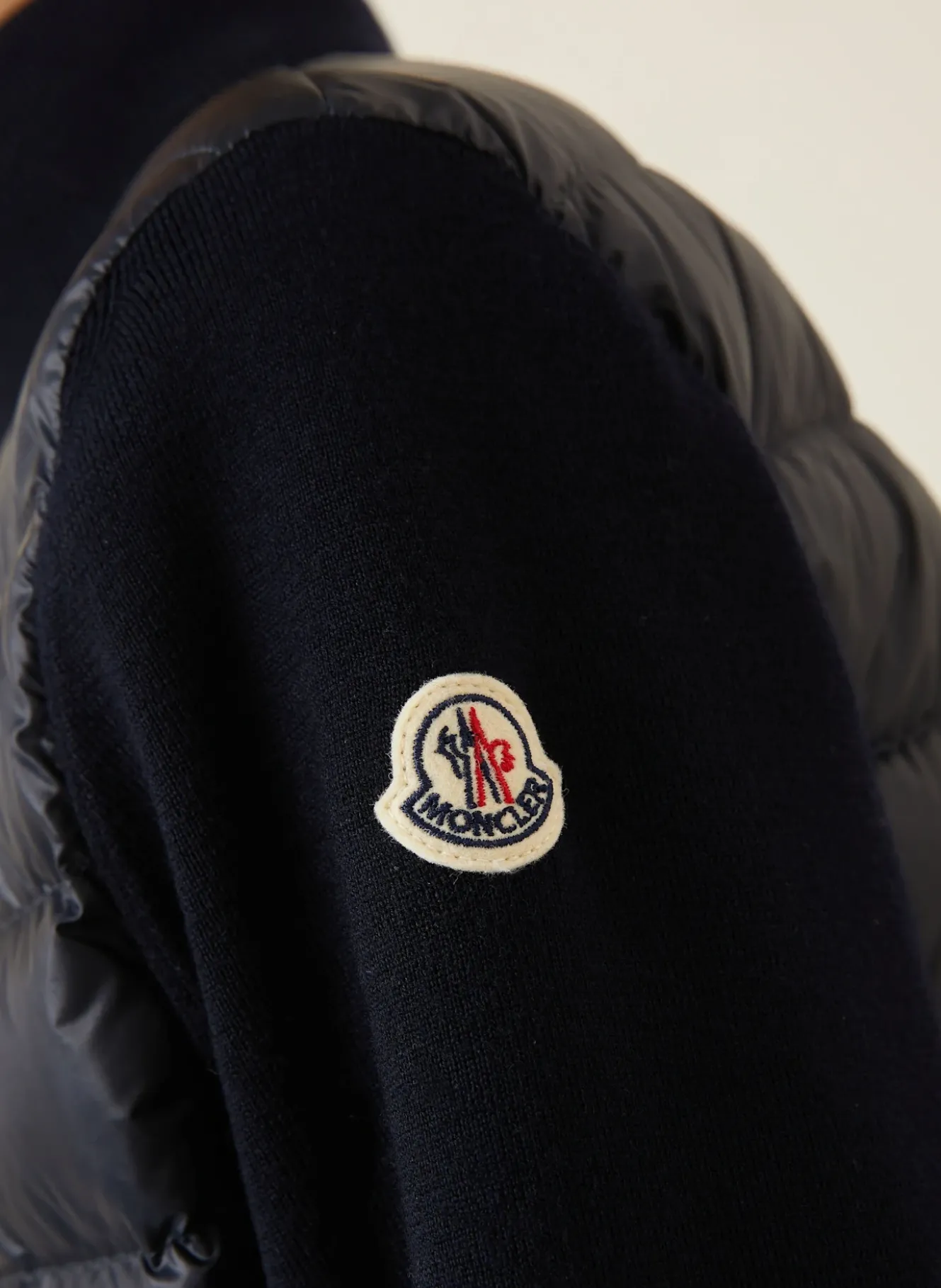 Daunenjacke im Materialmix