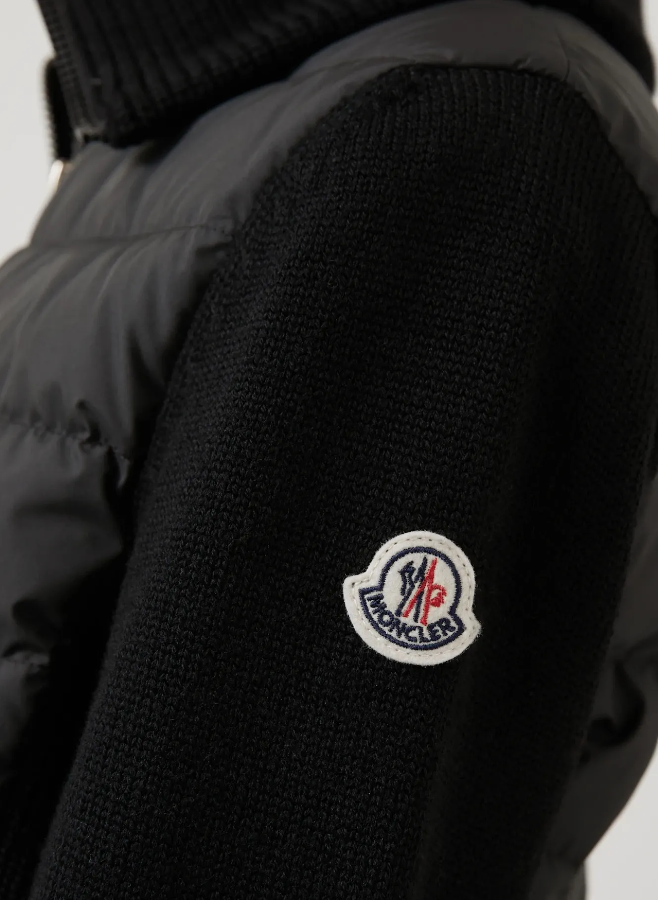 Daunenjacke im Materialmix