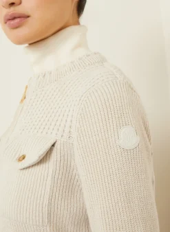 Daunenjacke im Materialmix