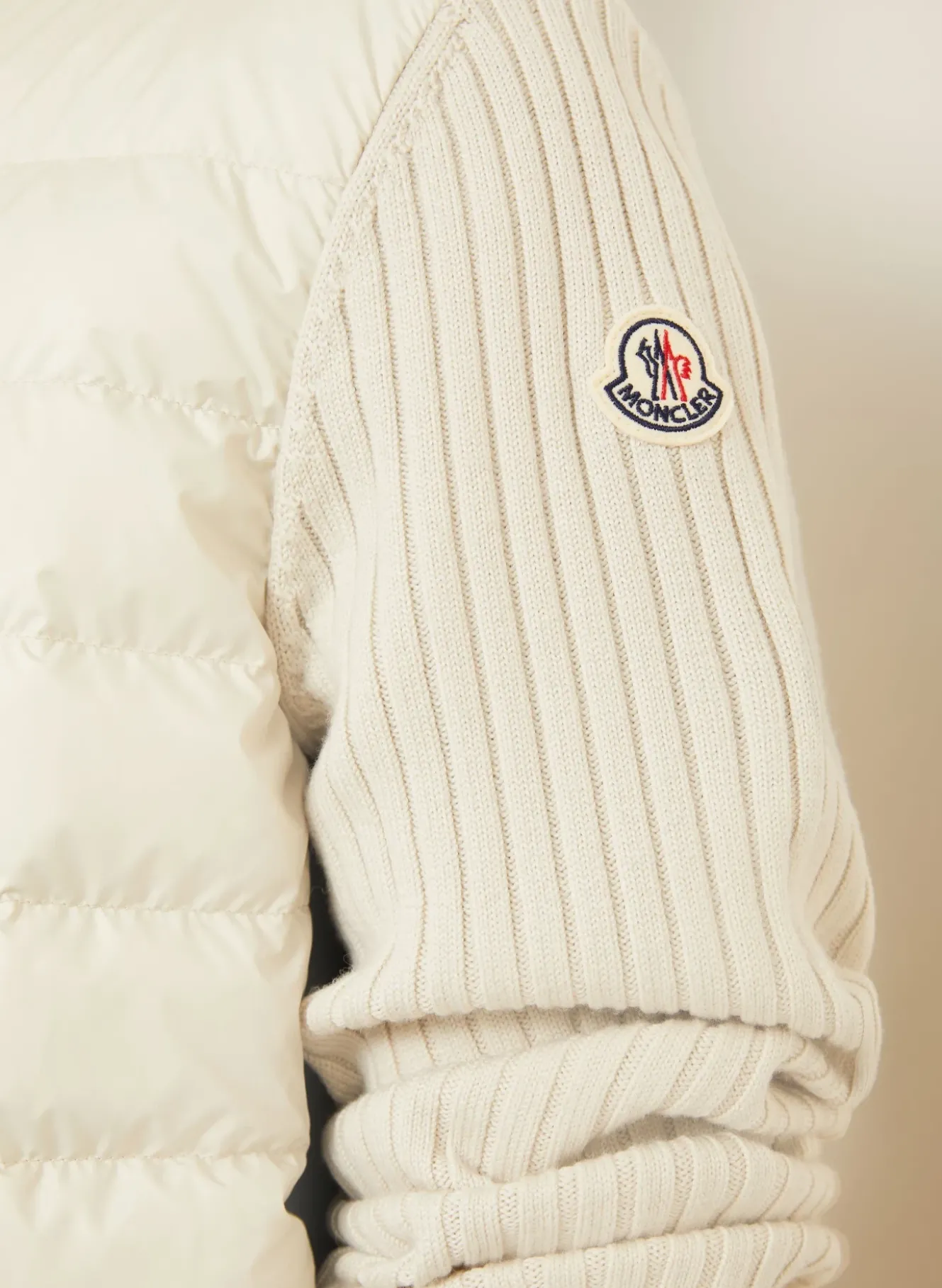 Daunenjacke im Materialmix