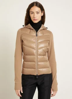 Daunenjacke im Materialmix