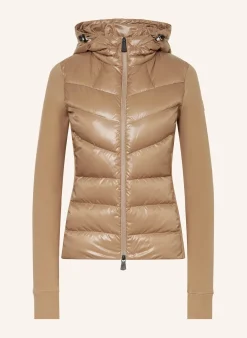 Daunenjacke im Materialmix
