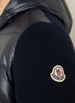 Daunenjacke im Materialmix