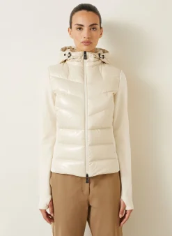 Daunenjacke im Materialmix