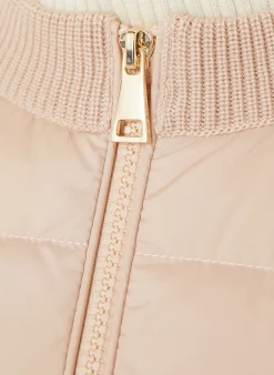 Daunenjacke im Materialmix