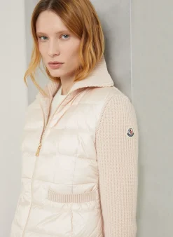 Daunenjacke im Materialmix