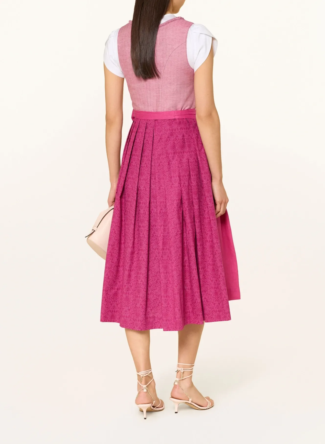 Dirndl im Materialmix