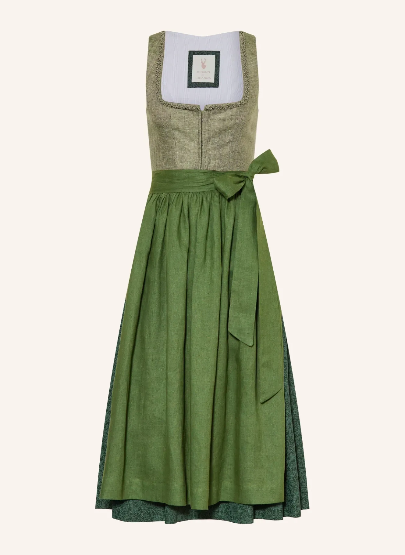 Dirndl im Materialmix