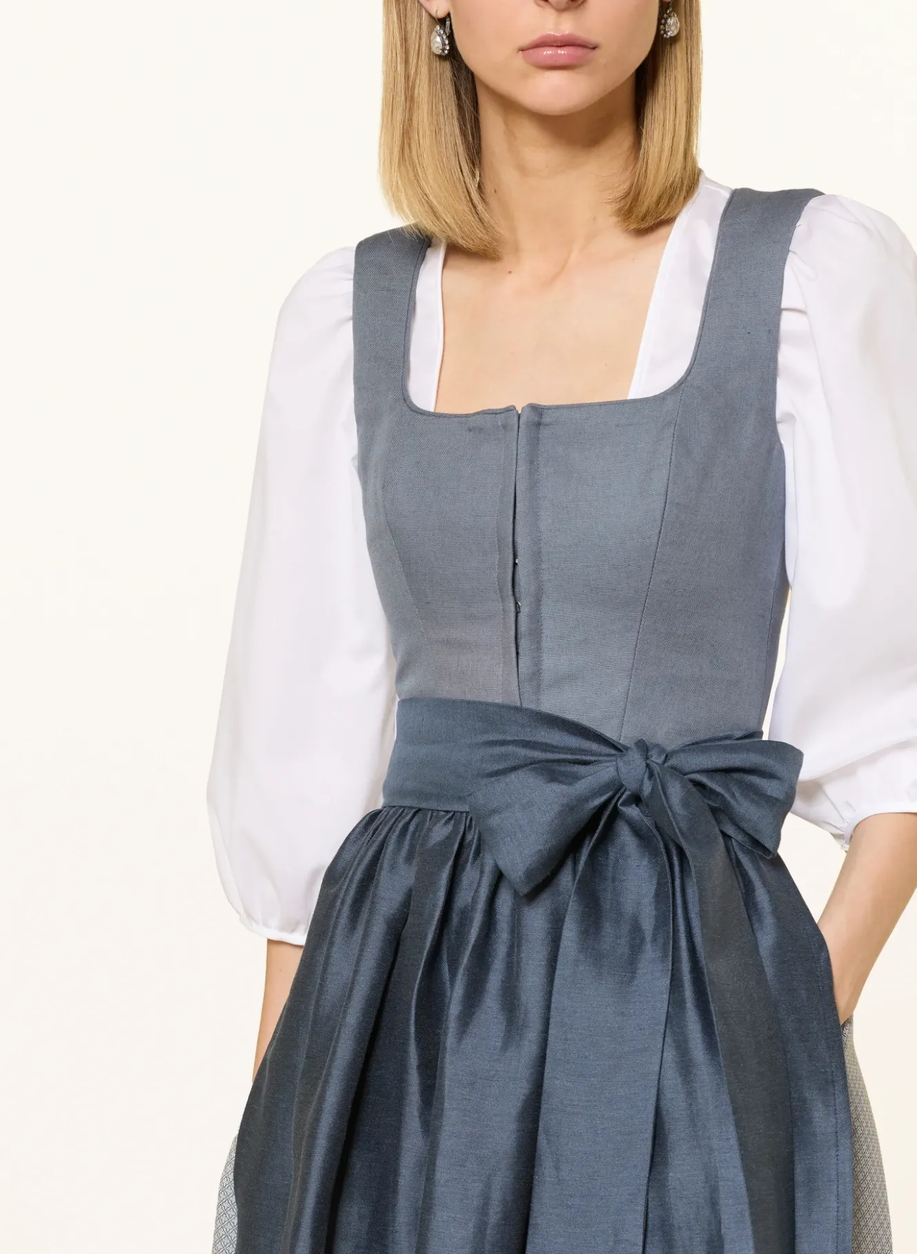 Dirndl MARIE mit Leinen und Rüschen