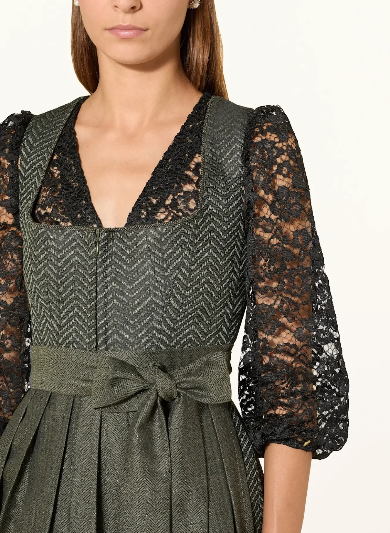 Dirndlbluse LOU aus Lochspitze und mit 3/4-Arm
