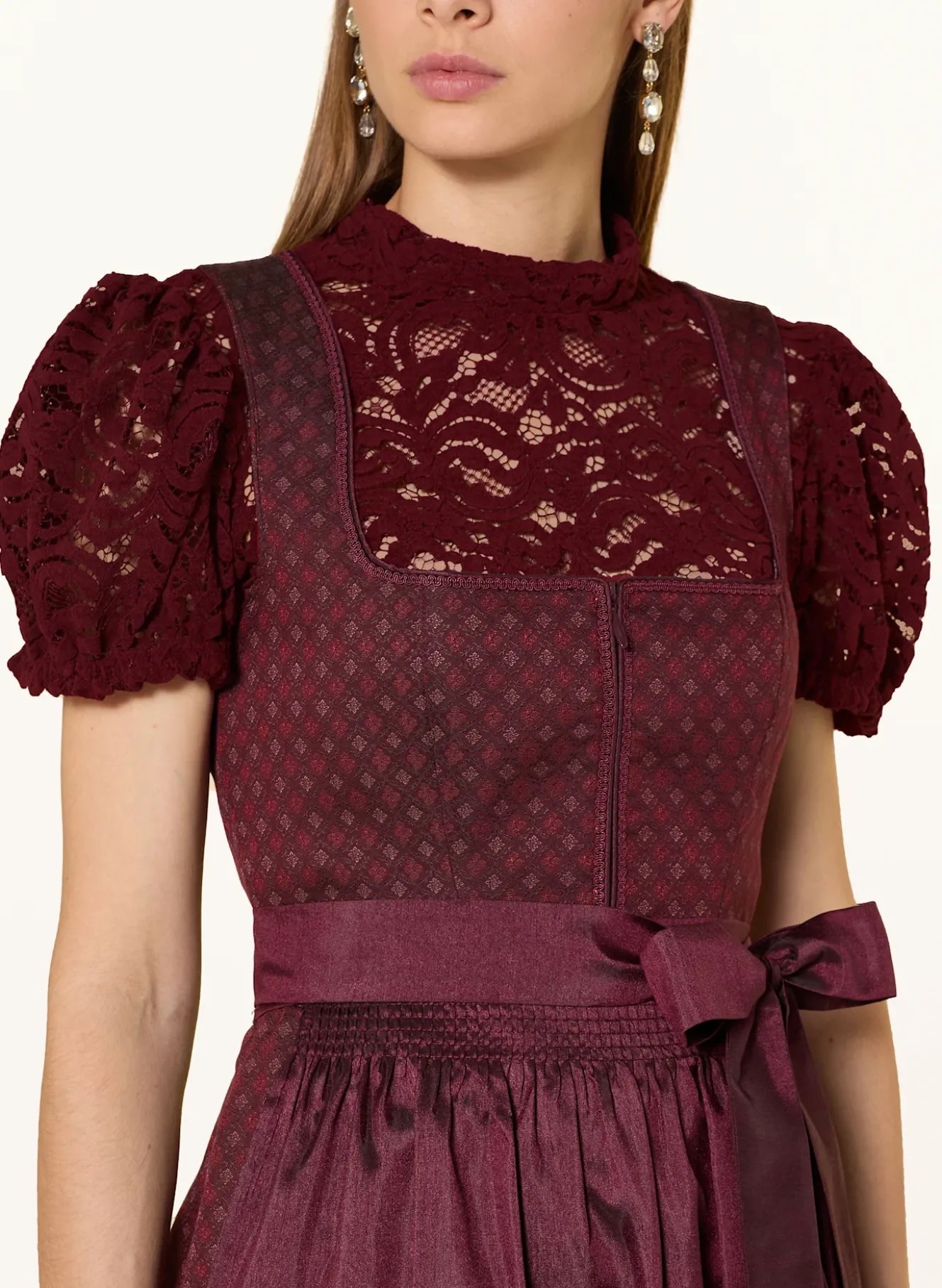 Dirndlbluse PINA aus Lochspitze