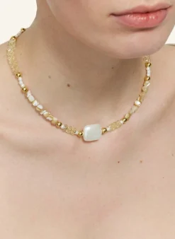 Halsketten SHORE NECKLACE TAUPE by GLAMBOU
