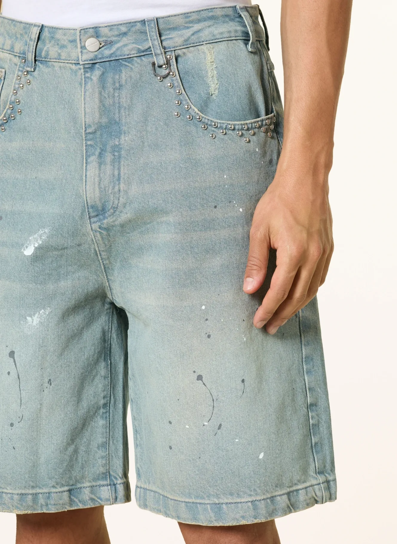 Jeansshorts mit Nieten
