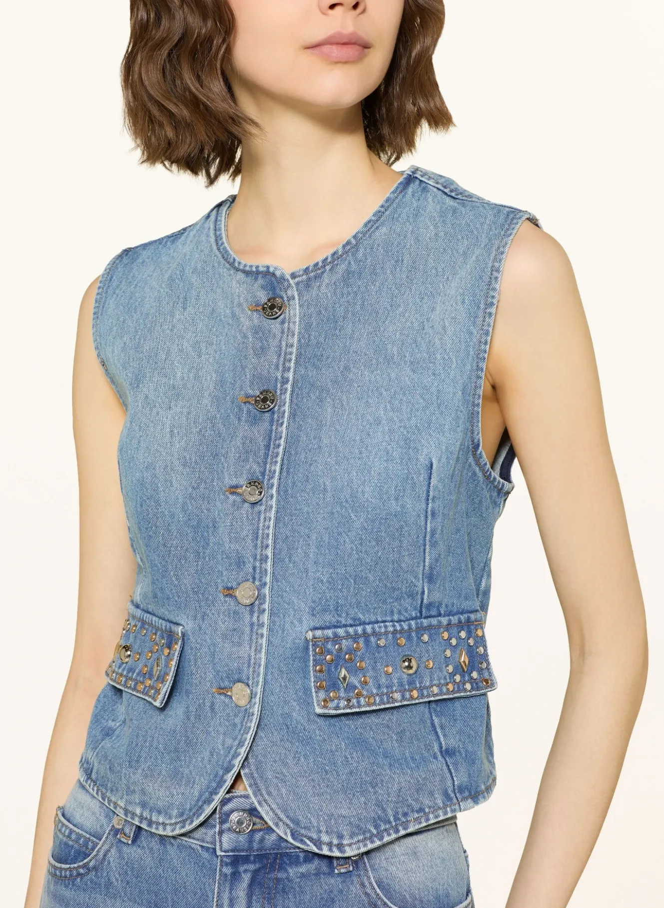 Jeansweste mit Nieten