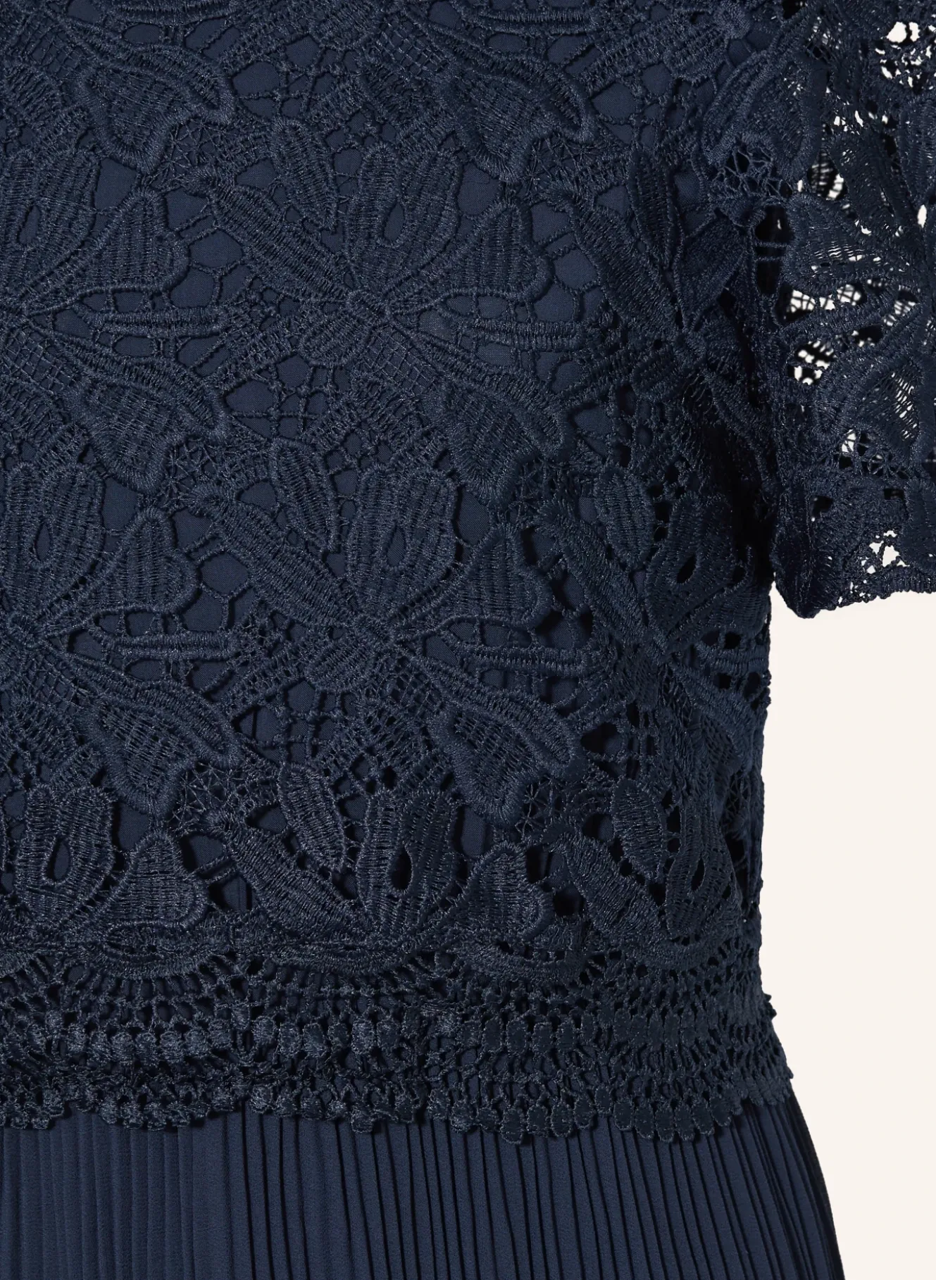 Jumpsuit mit Spitze und Plissees
