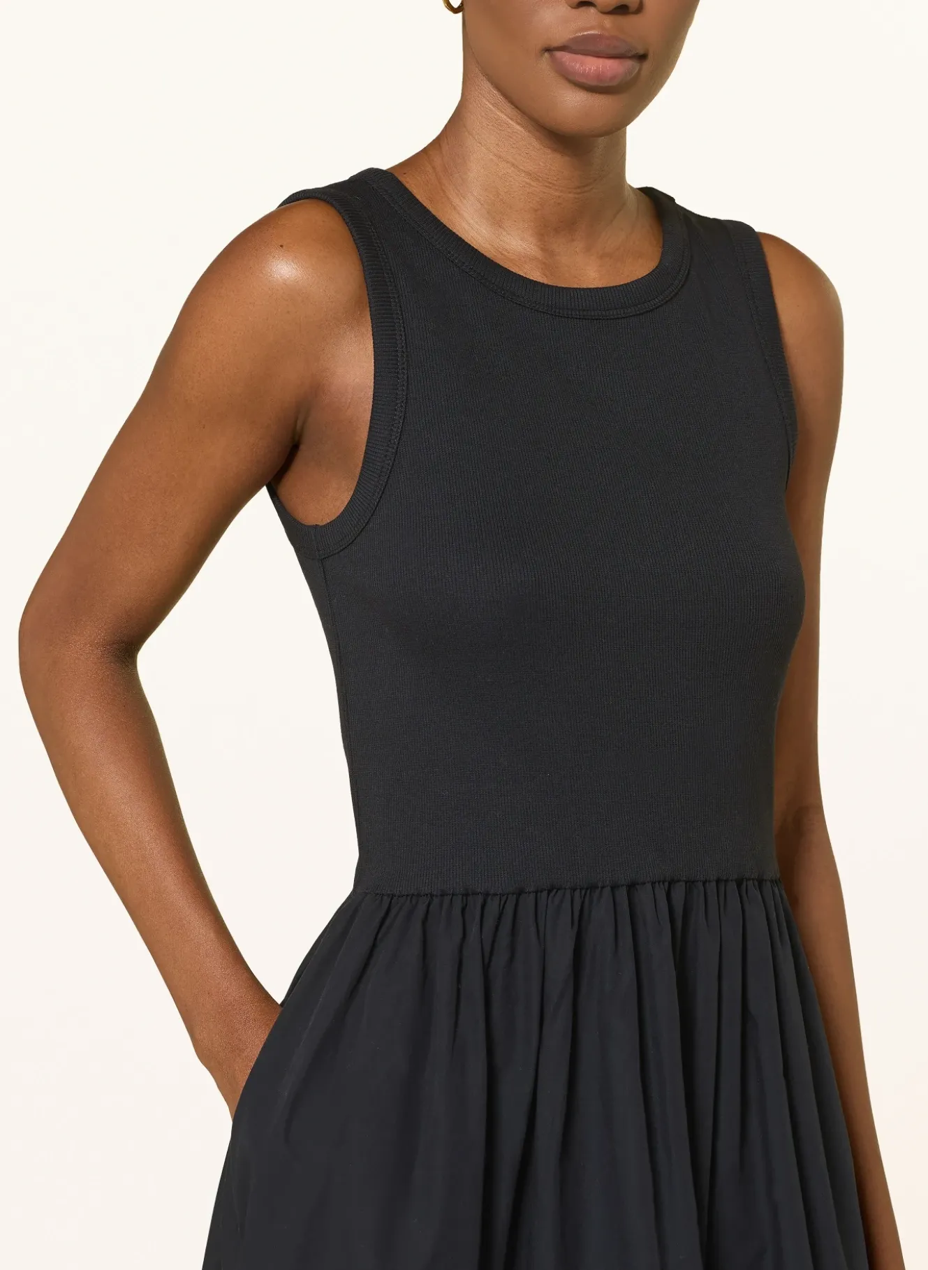 Kleid im Materialmix