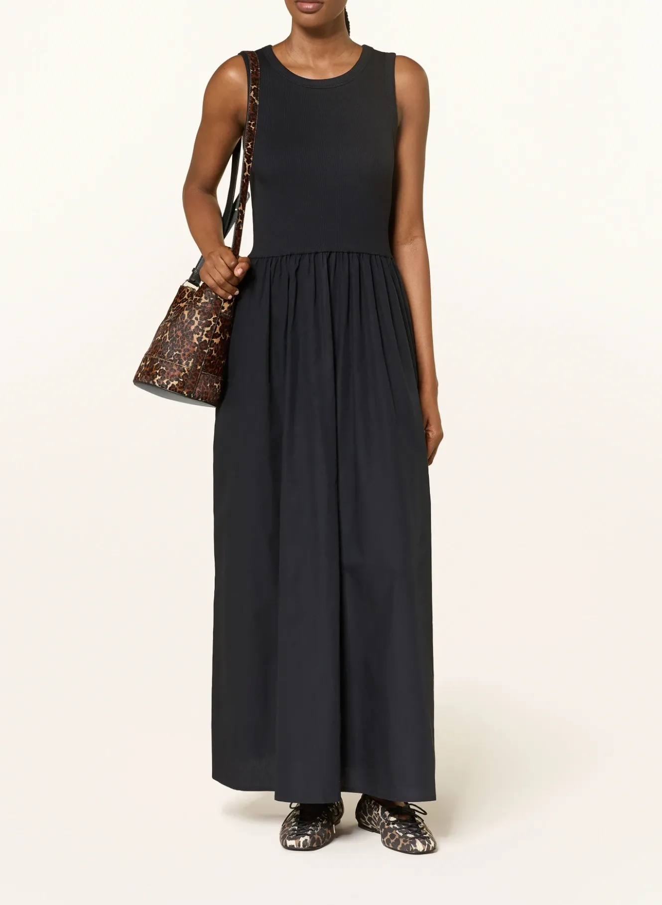 Kleid im Materialmix