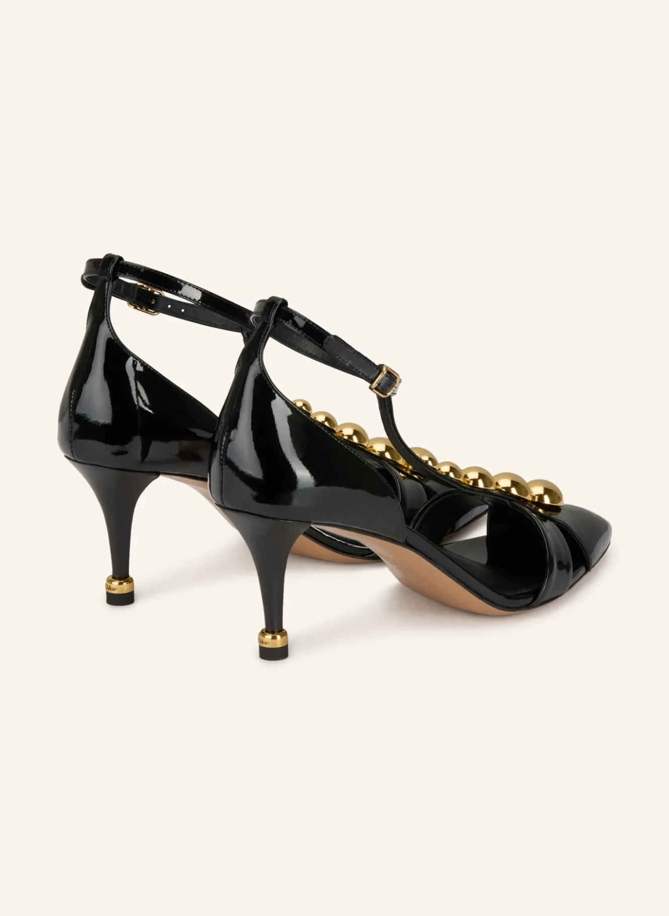 Lack-Pumps mit Nieten