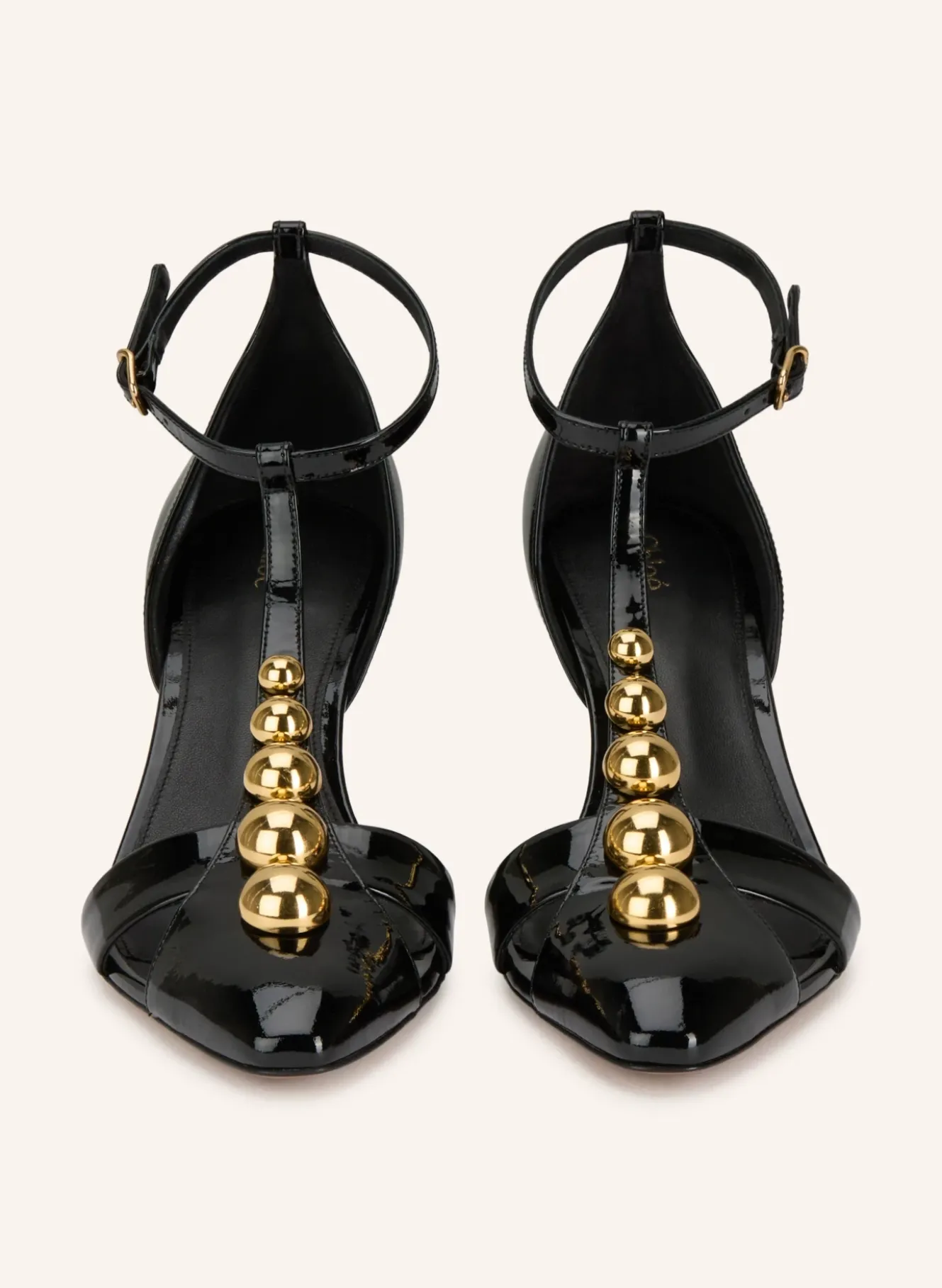 Lack-Pumps mit Nieten