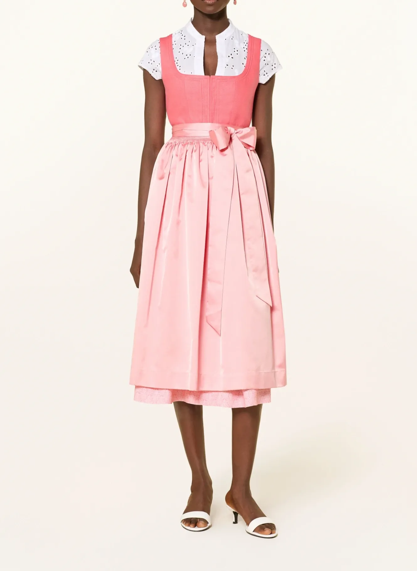 Leinen-Dirndl im Materialmix