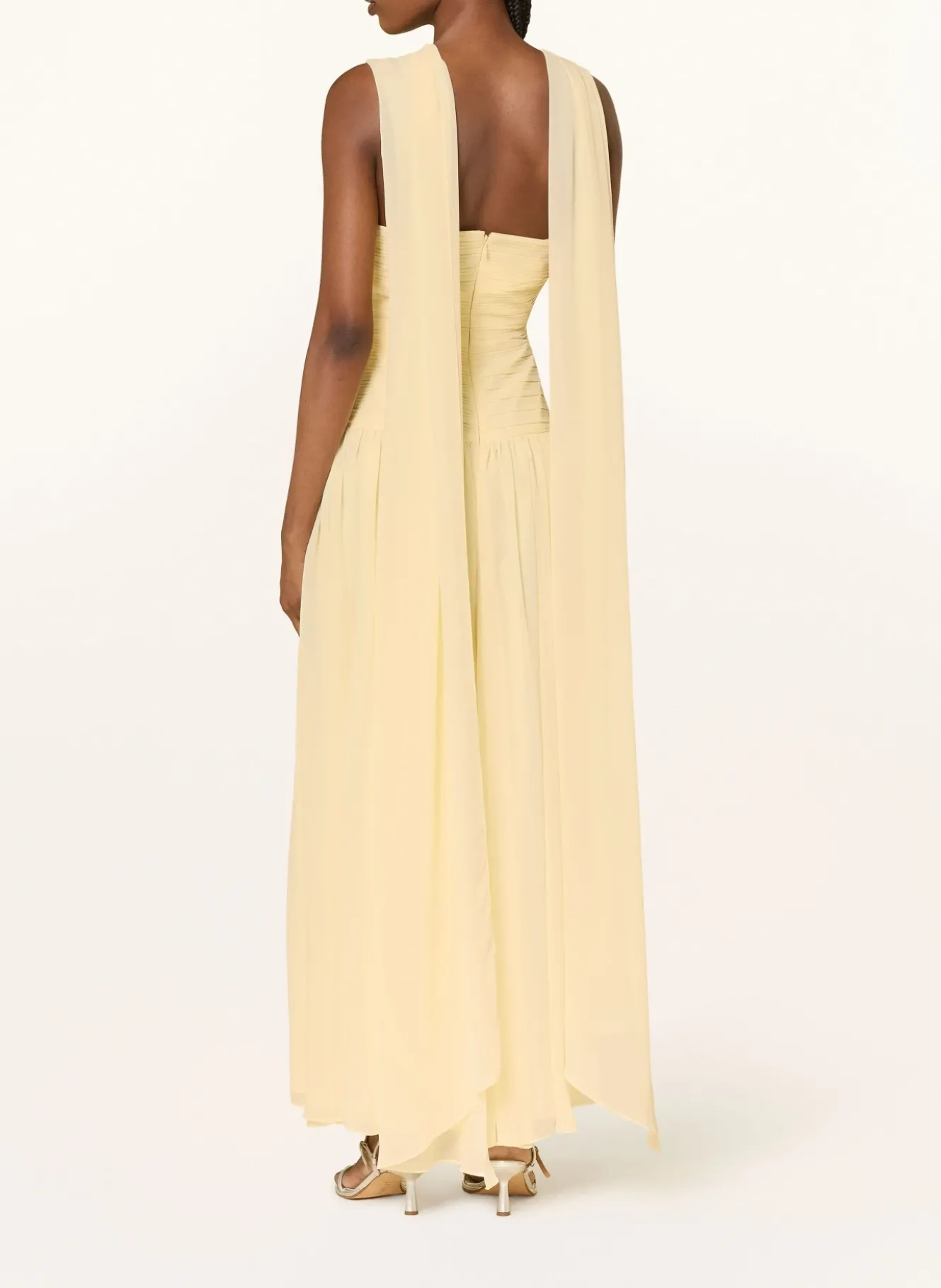 Off-Shoulder-Kleid mit abnehmbarem Schal und Plissees