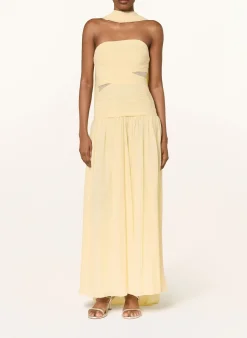 Off-Shoulder-Kleid mit abnehmbarem Schal und Plissees