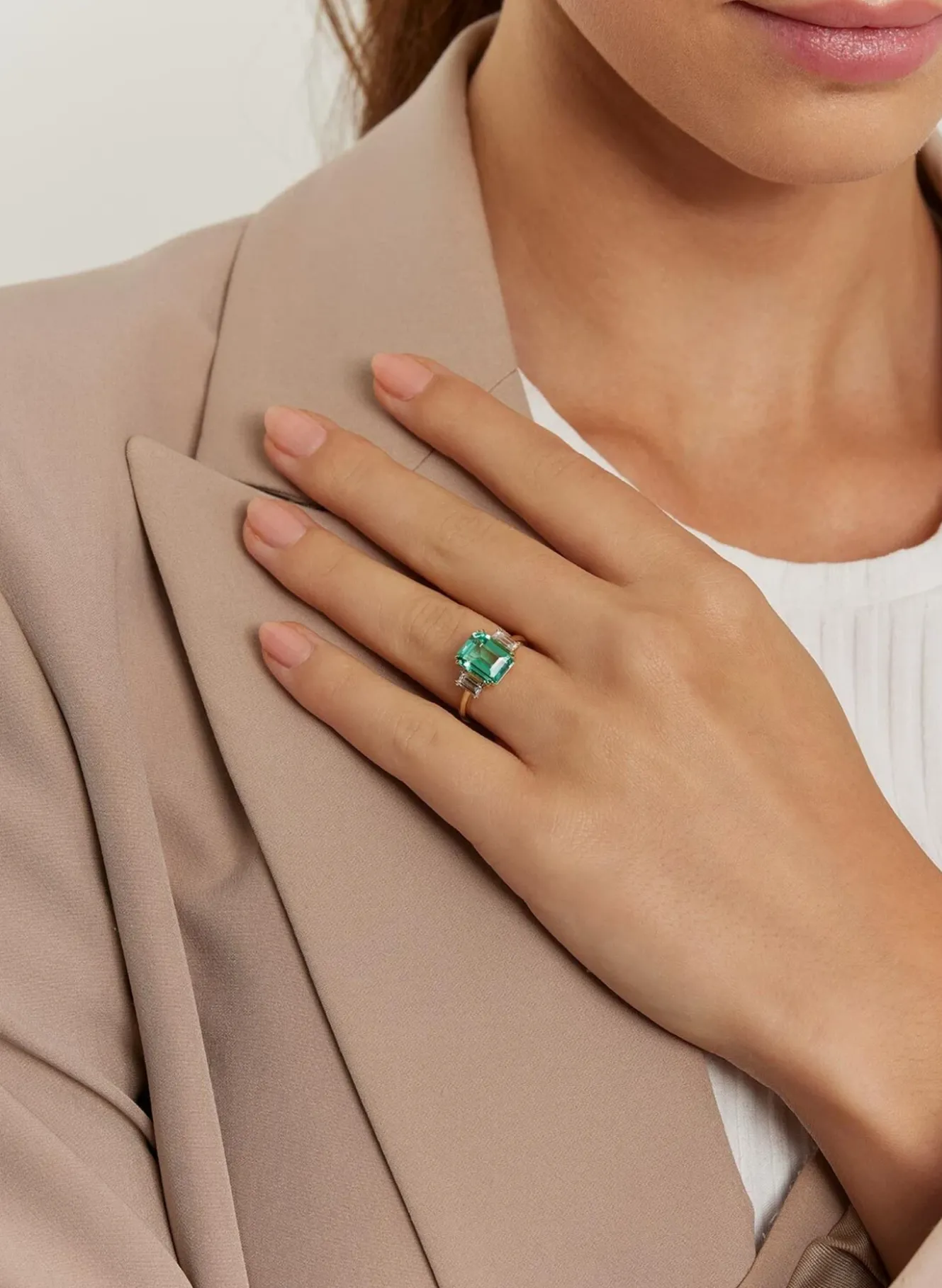 Ring EDEN aus 14 Karat Gelbgold mit Smaragd und Diamanten