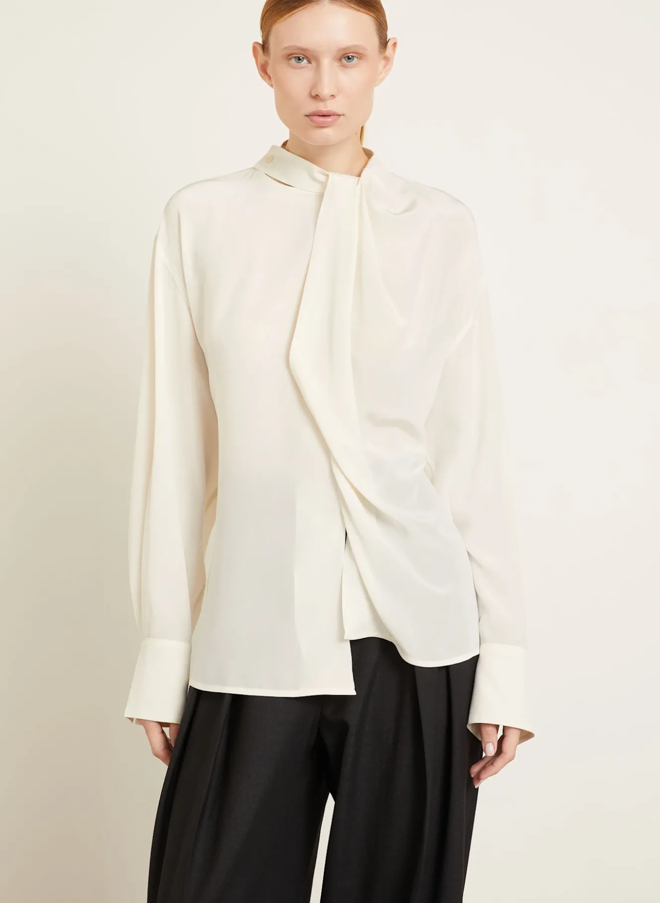 Schluppenbluse aus Seide mit Cut-out