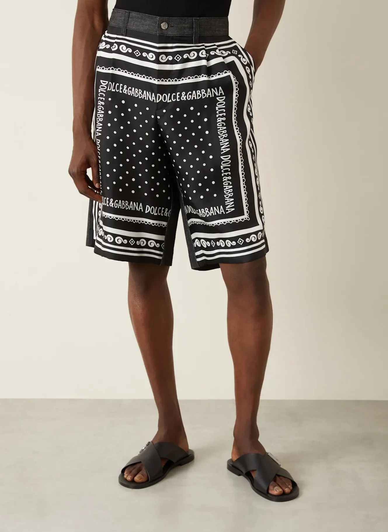 Shorts im Materialmix