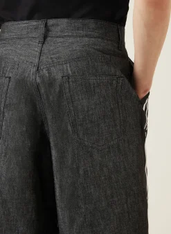 Shorts im Materialmix