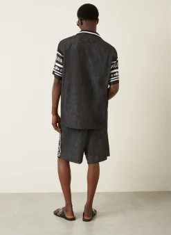 Shorts im Materialmix