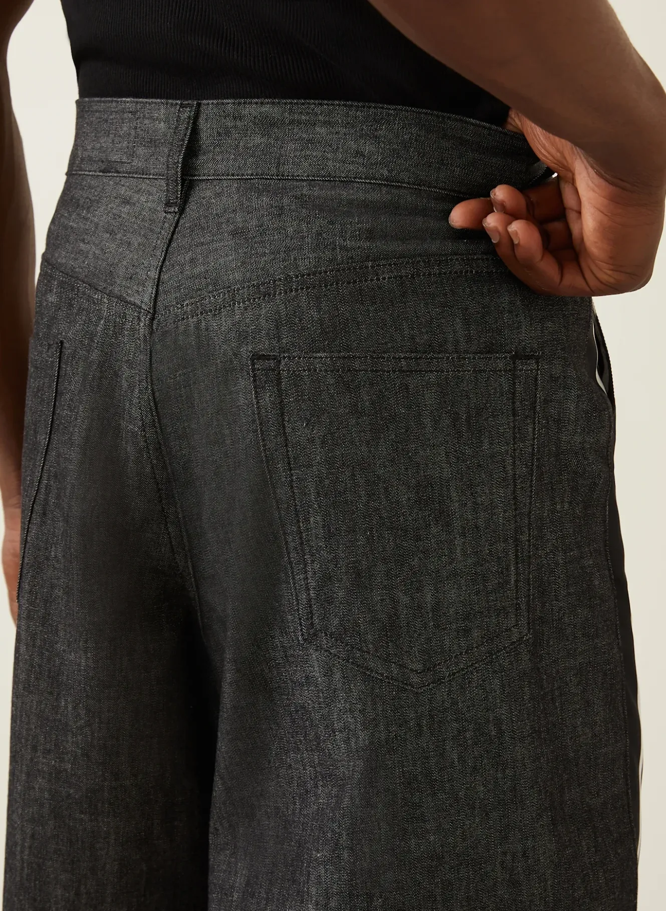 Shorts im Materialmix