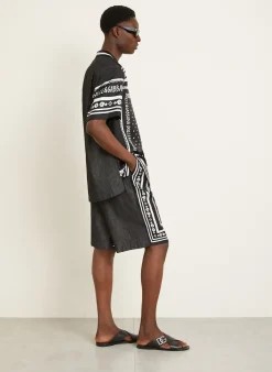 Shorts im Materialmix