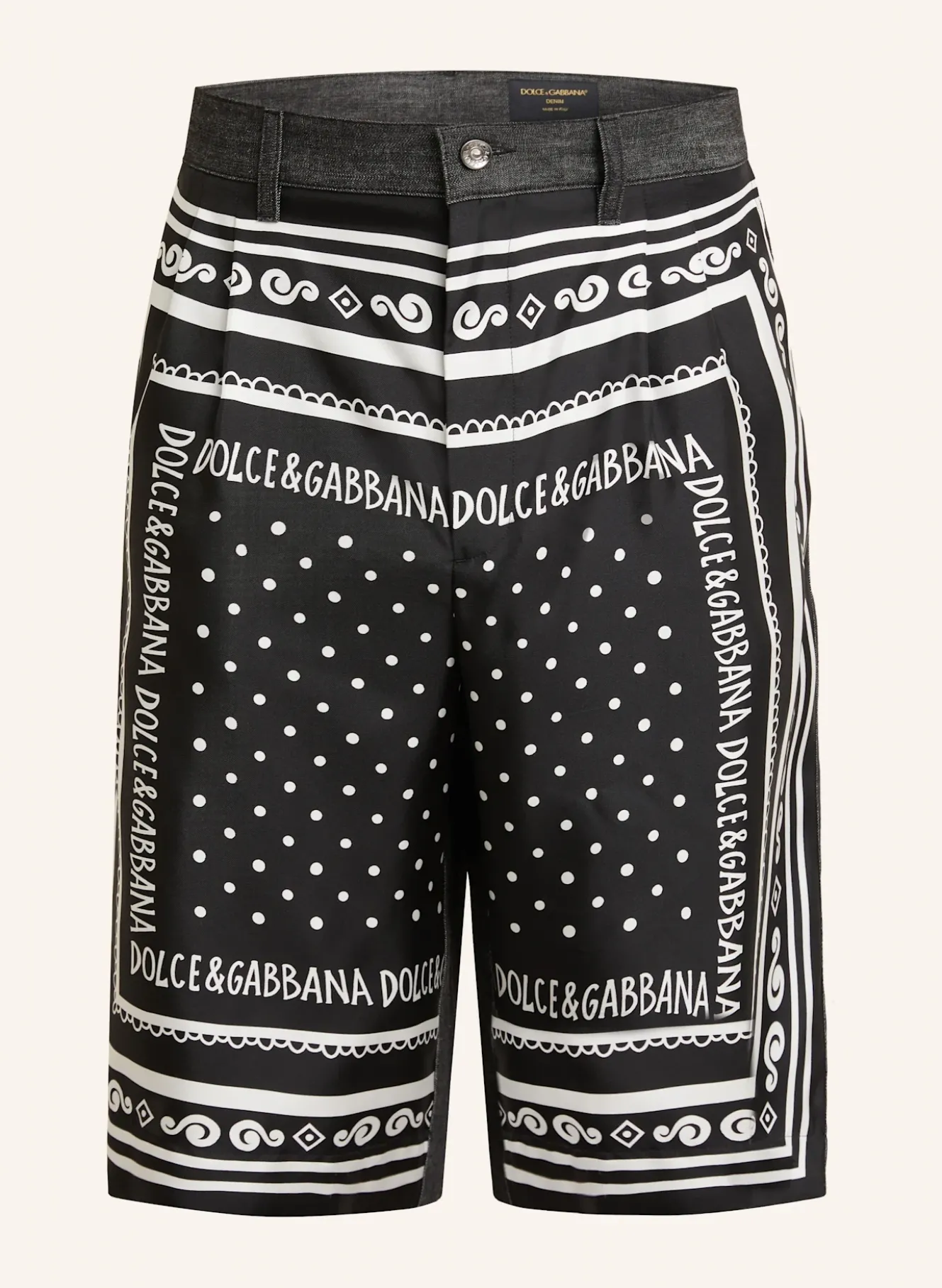 Shorts im Materialmix