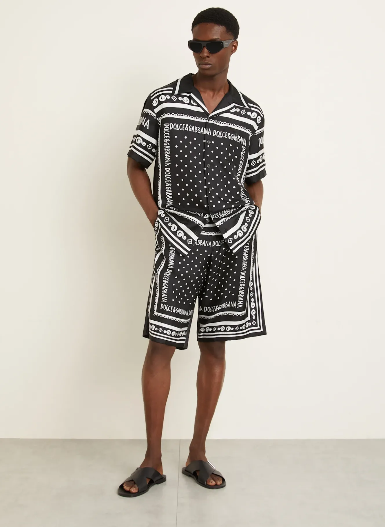 Shorts im Materialmix