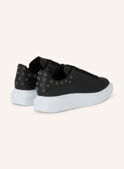Sneaker mit Nieten