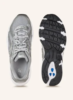 Sneaker U740