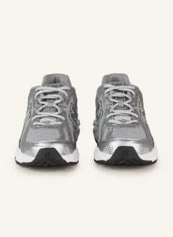 Sneaker U740