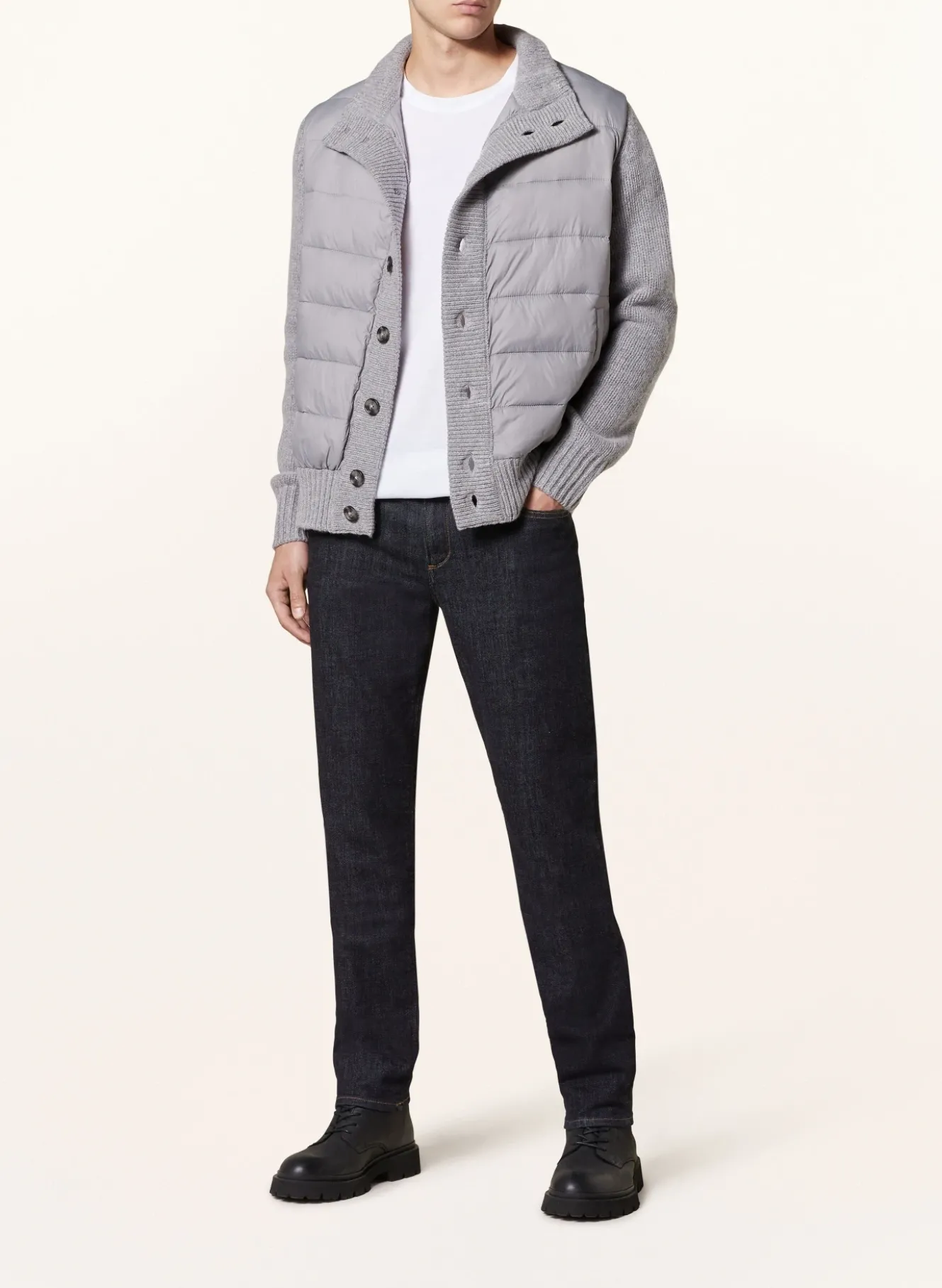 Strickjacke im Materialmix