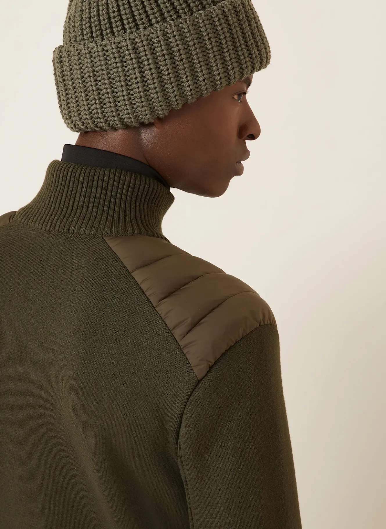 Strickjacke im Materialmix
