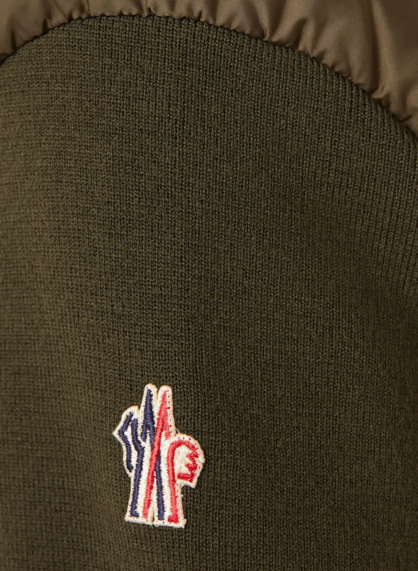 Strickjacke im Materialmix