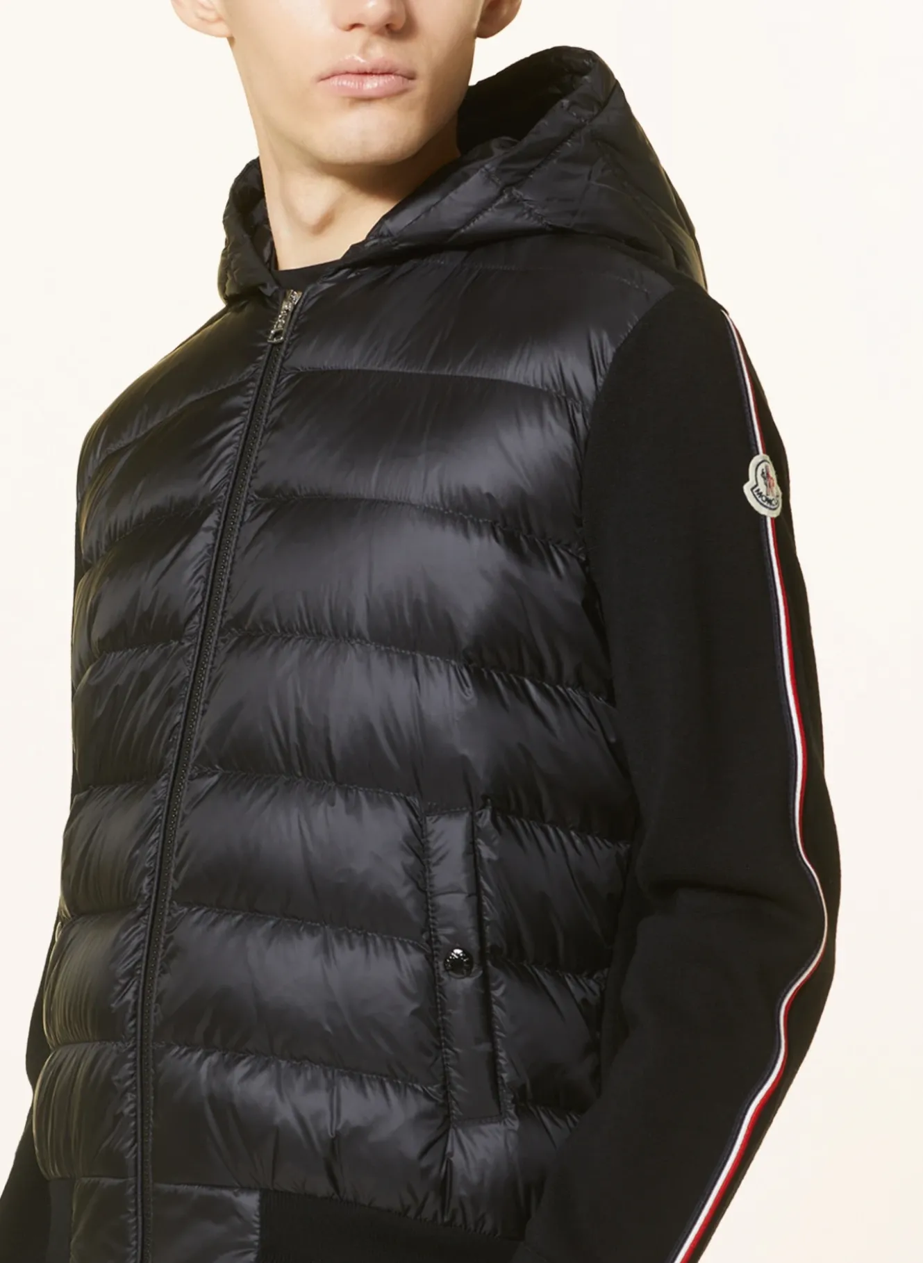 Strickjacke im Materialmix