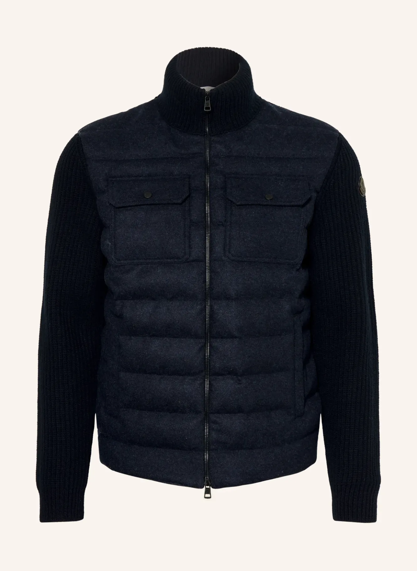 Strickjacke im Materialmix
